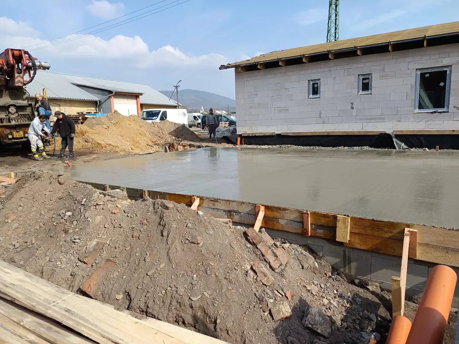 Betonáž základové desky nového objektu