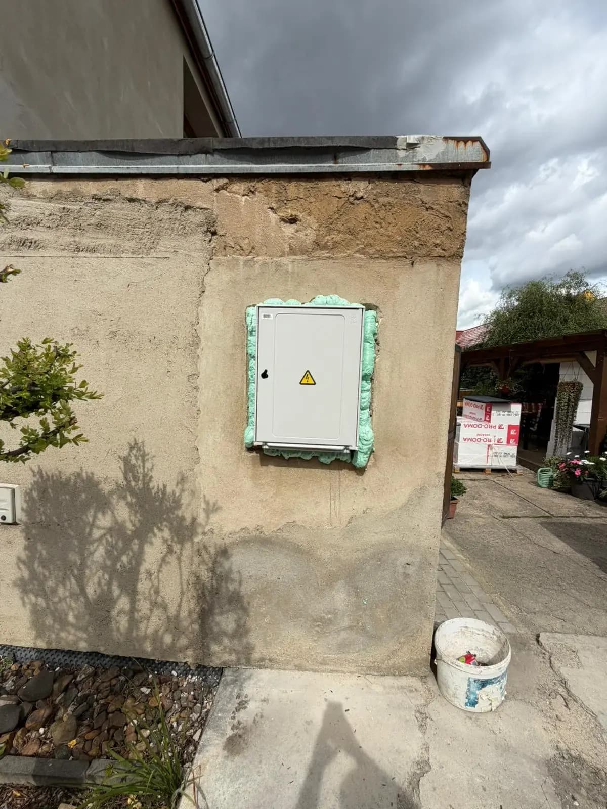 Osazený elektroměrový rozvaděč v obvodové zdi domu