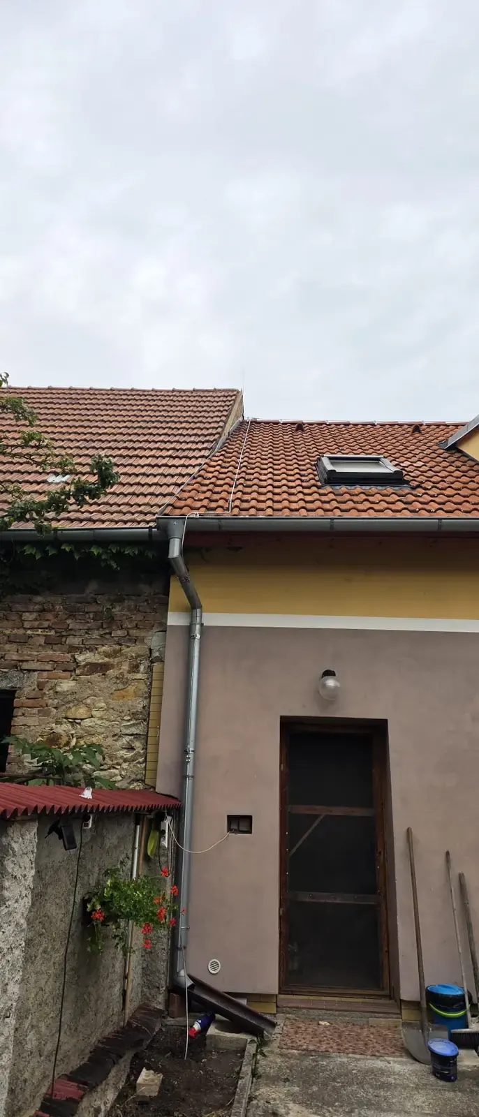 Svod hromosvodu vedený po fasádě rodinného domu