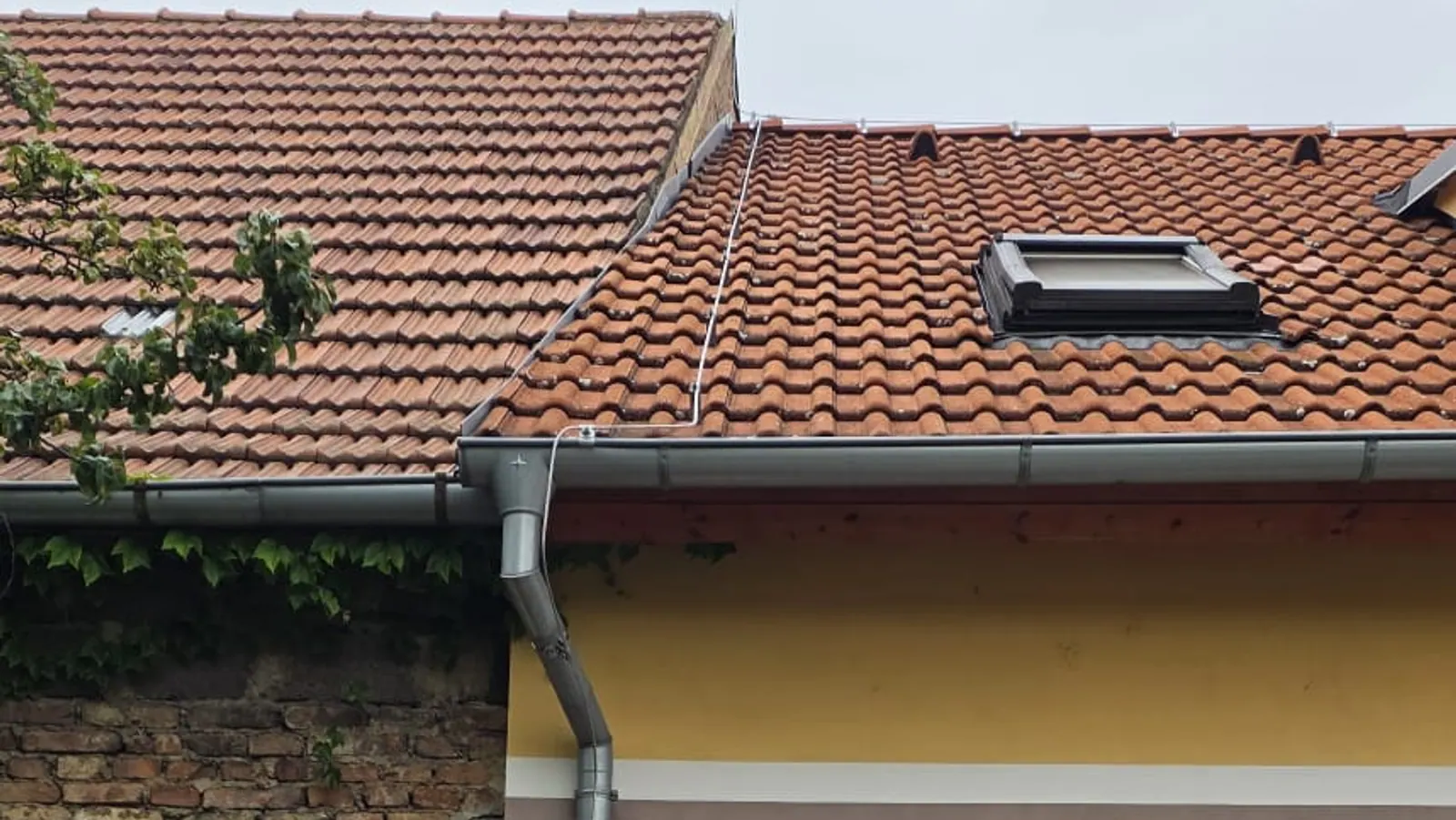 Jímací vedení hromosvodu na hřebeni střechy rodinného domu