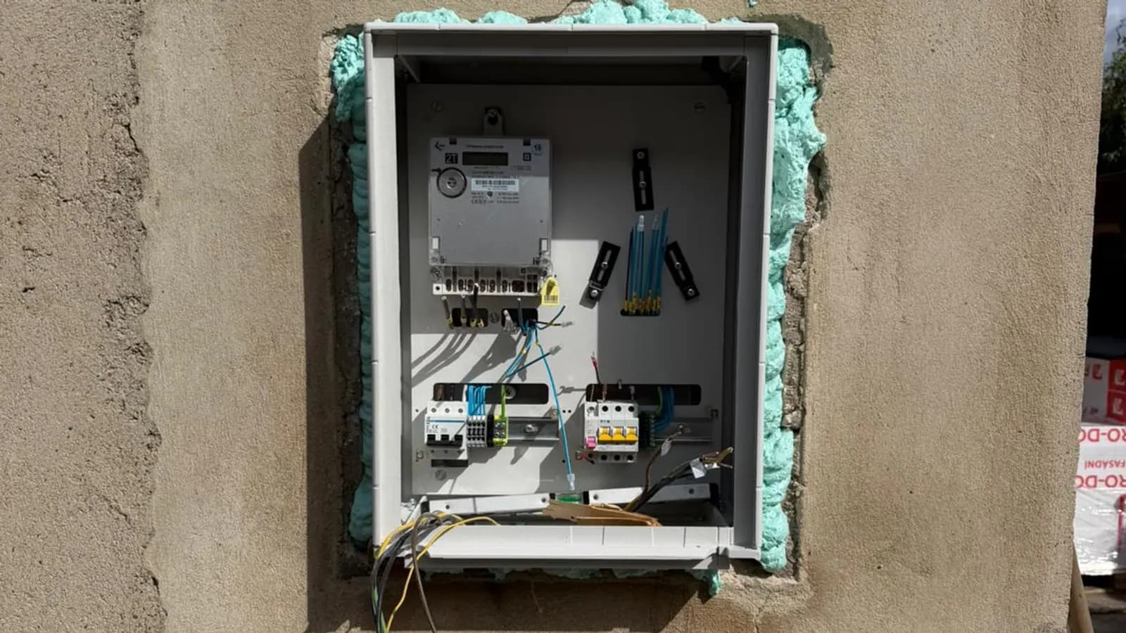 Elektroměrový rozvaděč osazený do výřezu ve zdivu domu