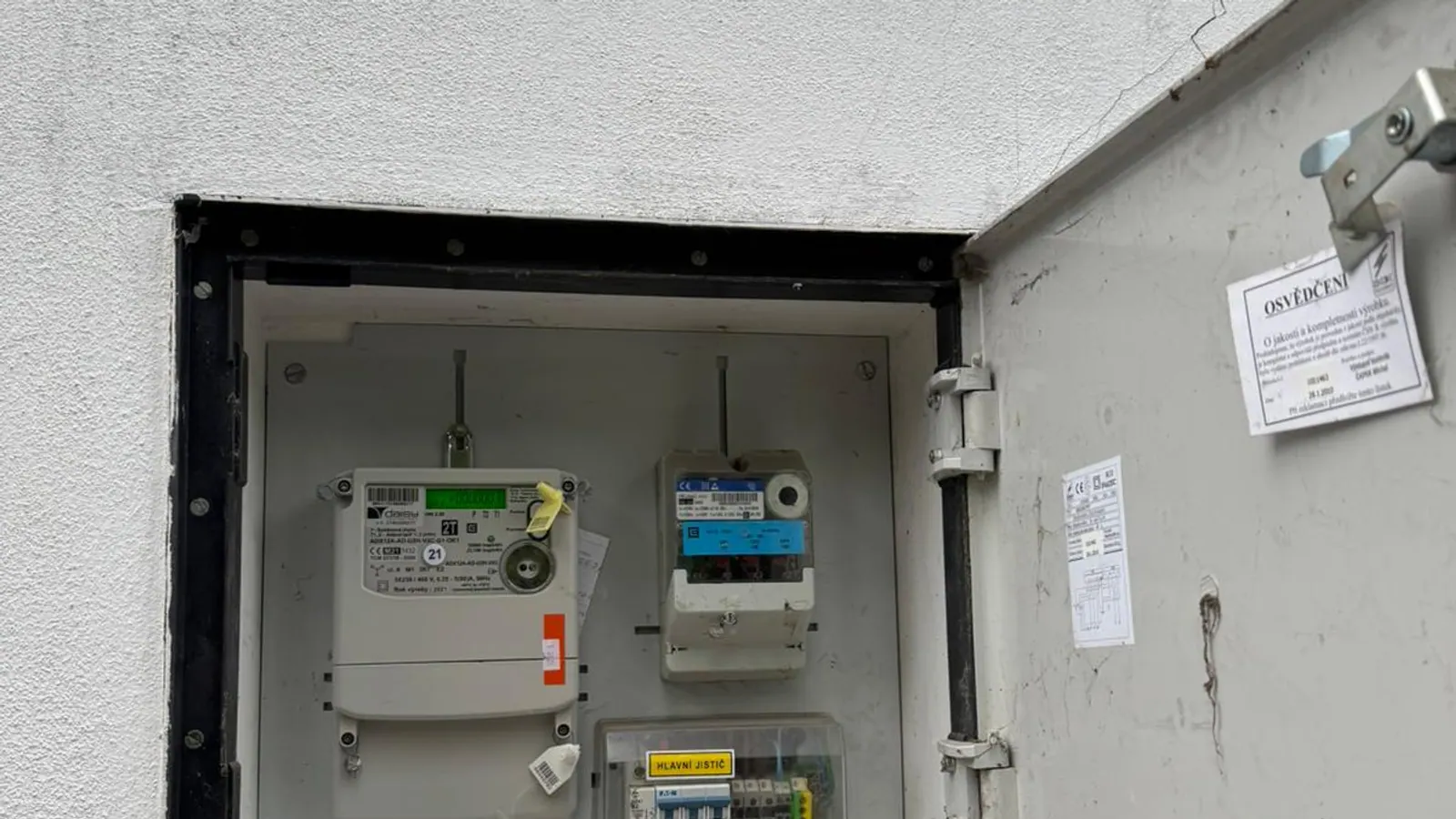 Elektroměrový rozvaděč s osvědčením na dvířkách